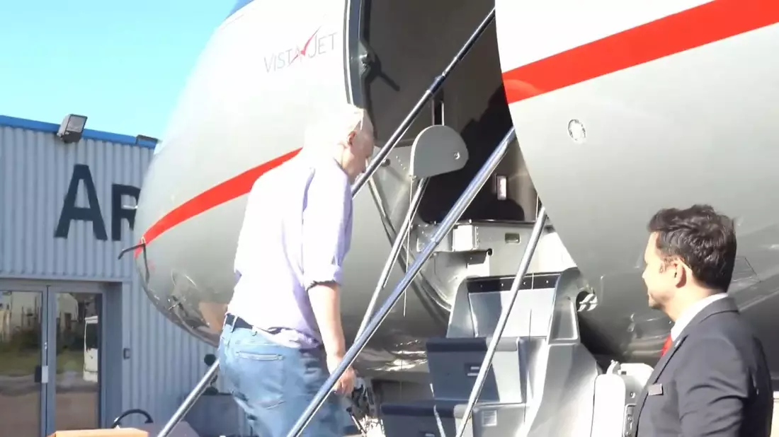 Ein Bildschirmfoto vom X-Konto von Wikileaks zeigt Julian Assange, wie er nach seiner Entlassung aus dem Gefängnis ein Flugzeug besteigt, um das Vereinigte Königreich zu verlassen. - Bild: @wikileaks/PA Wire/dpa