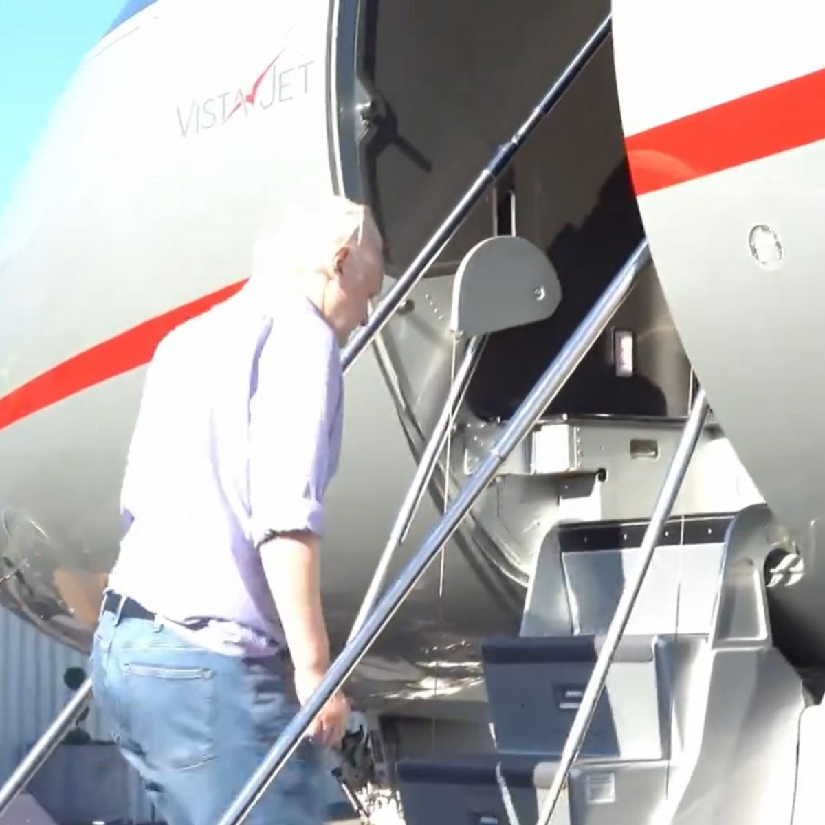 Ein Bildschirmfoto vom X-Konto von Wikileaks zeigt Julian Assange, wie er nach seiner Entlassung aus dem Gefängnis ein Flugzeug besteigt, um das Vereinigte Königreich zu verlassen. - Foto: @wikileaks/PA Wire/dpa