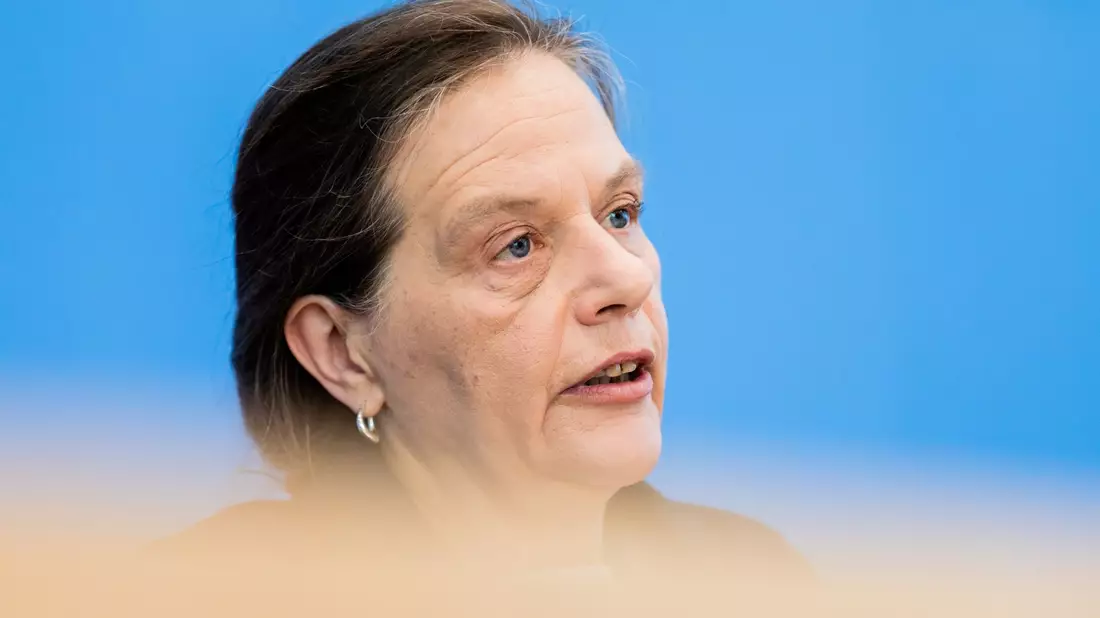 Ruth Brand, die Präsidentin des Statistischen Bundesamtes, gibt die Ergebnisse des Zensus 2022 bekannt. - Bild: Christoph Soeder/dpa