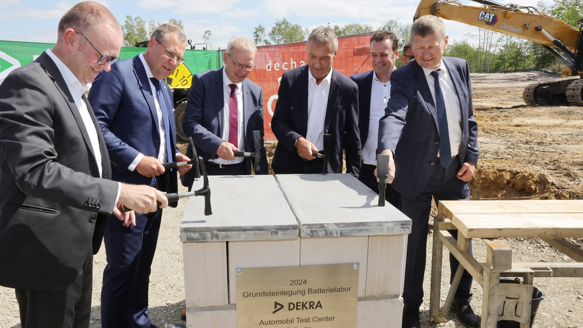 Tests unter Extrembedingungen für sichere Elektromobilität: DEKRA legt den Grundstein für sein neues Batterie-Testzentrum - Foto: presseportal.de