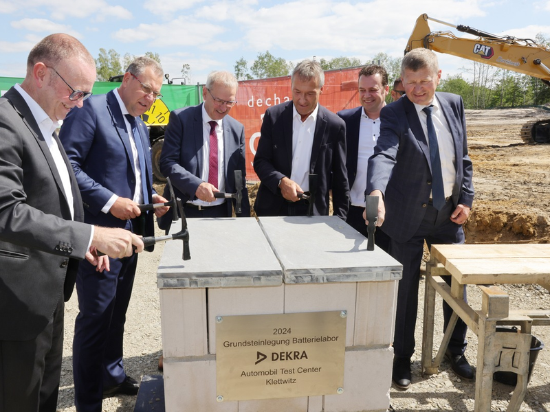 Tests unter Extrembedingungen für sichere Elektromobilität: DEKRA legt den Grundstein für sein neues Batterie-Testzentrum - Foto: presseportal.de