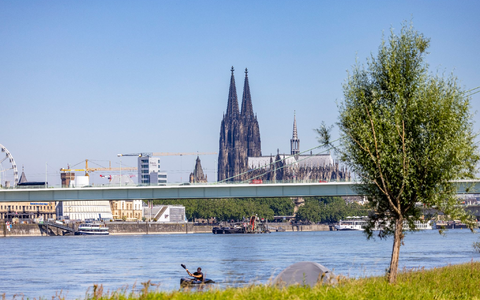 Ein Kajakfahrer rudert auf dem Rhein, im Hintergrund ist der Kölner Dom und die Severinbrücke zu sehen. - Foto: Thomas Banneyer/dpa Ein Kajakfahrer rudert auf dem Rhein, im Hintergrund ist der Kölner Dom und die Severinbrücke zu sehen. - Foto: Thomas Banneyer/dpa