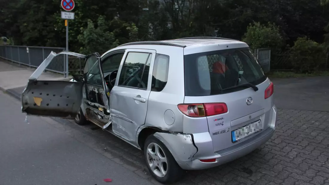 POL-SI: Lkw verschiebt geparkten Pkw bei Zusammenstoß fast 15 Meter und flüchtet - #pol-siwi - Bild: presseportal.de