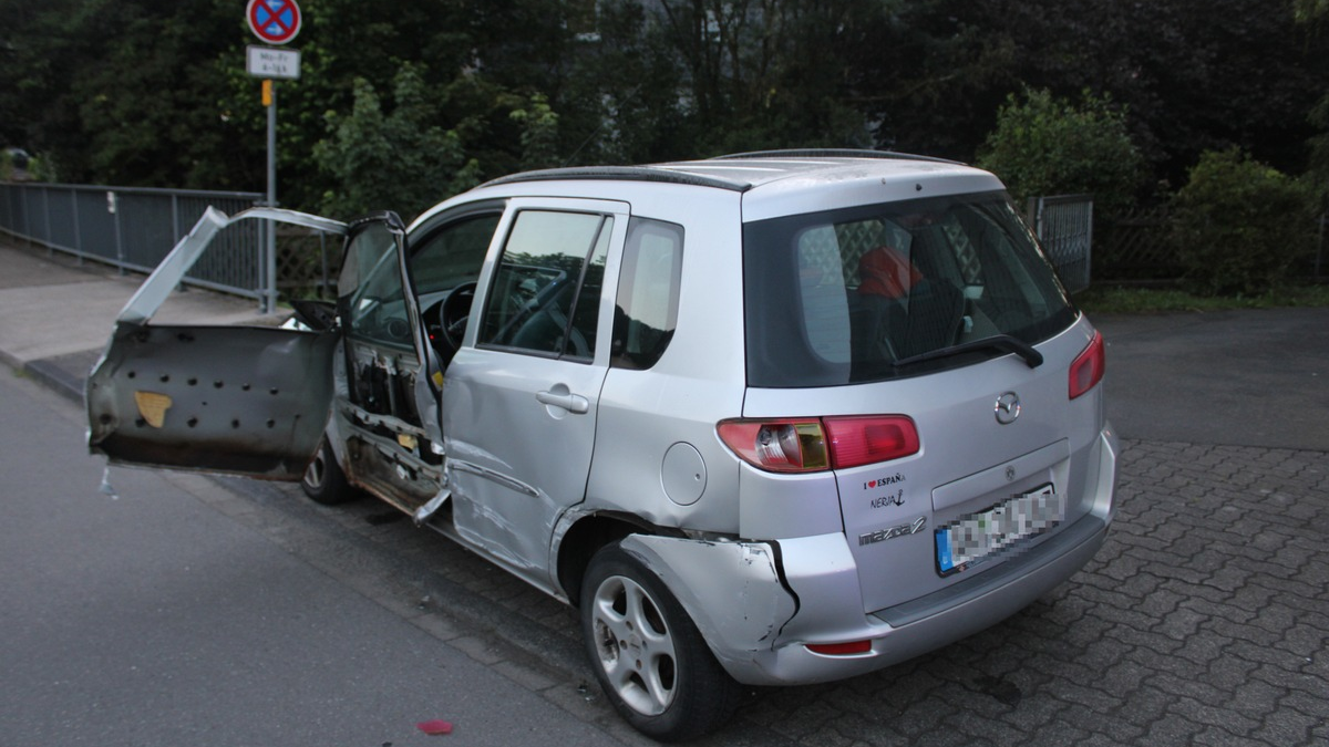 POL-SI: Lkw verschiebt geparkten Pkw bei Zusammenstoß fast 15 Meter und flüchtet - #pol-siwi - Foto: presseportal.de