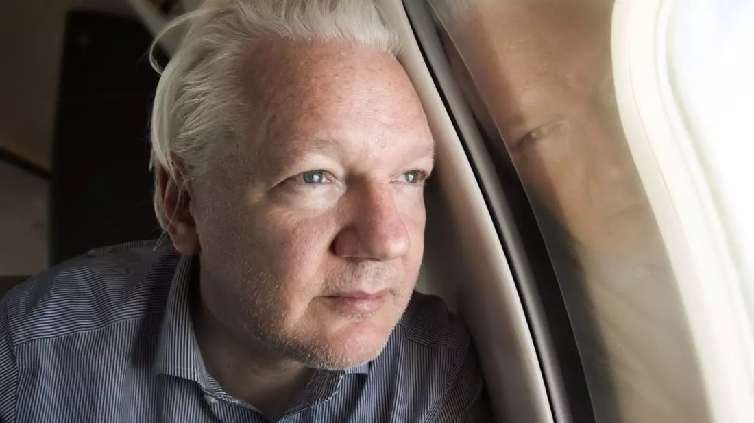 Assange ist mit einem gecharterten Flugzeug aus Großbritannien ausgereist. - Bild: @wikileaks/PA Wire/dpa