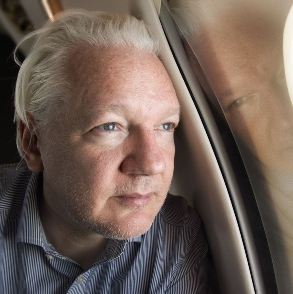 Ein Screenshot aus dem Wikileaks-Konto X zeigt Julian Assange an Bord eines Fluges nach Bangkok. - Foto: @wikileaks/PA Wire/dpa