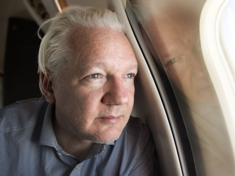 Assange ist mit einem gecharterten Flugzeug aus Großbritannien ausgereist. - Foto: @wikileaks/PA Wire/dpa