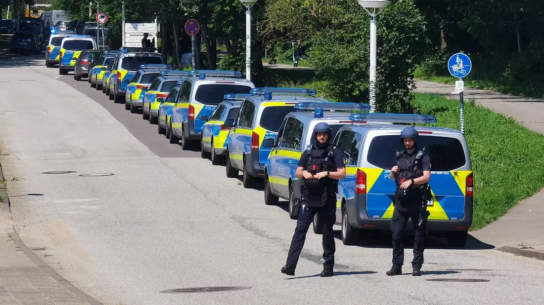 Polizisten sind im Einsatz bei einer Bedrohungslage an einem Schulzentrum in Lübeck. - Bild: Volker Gerstmann/dpa