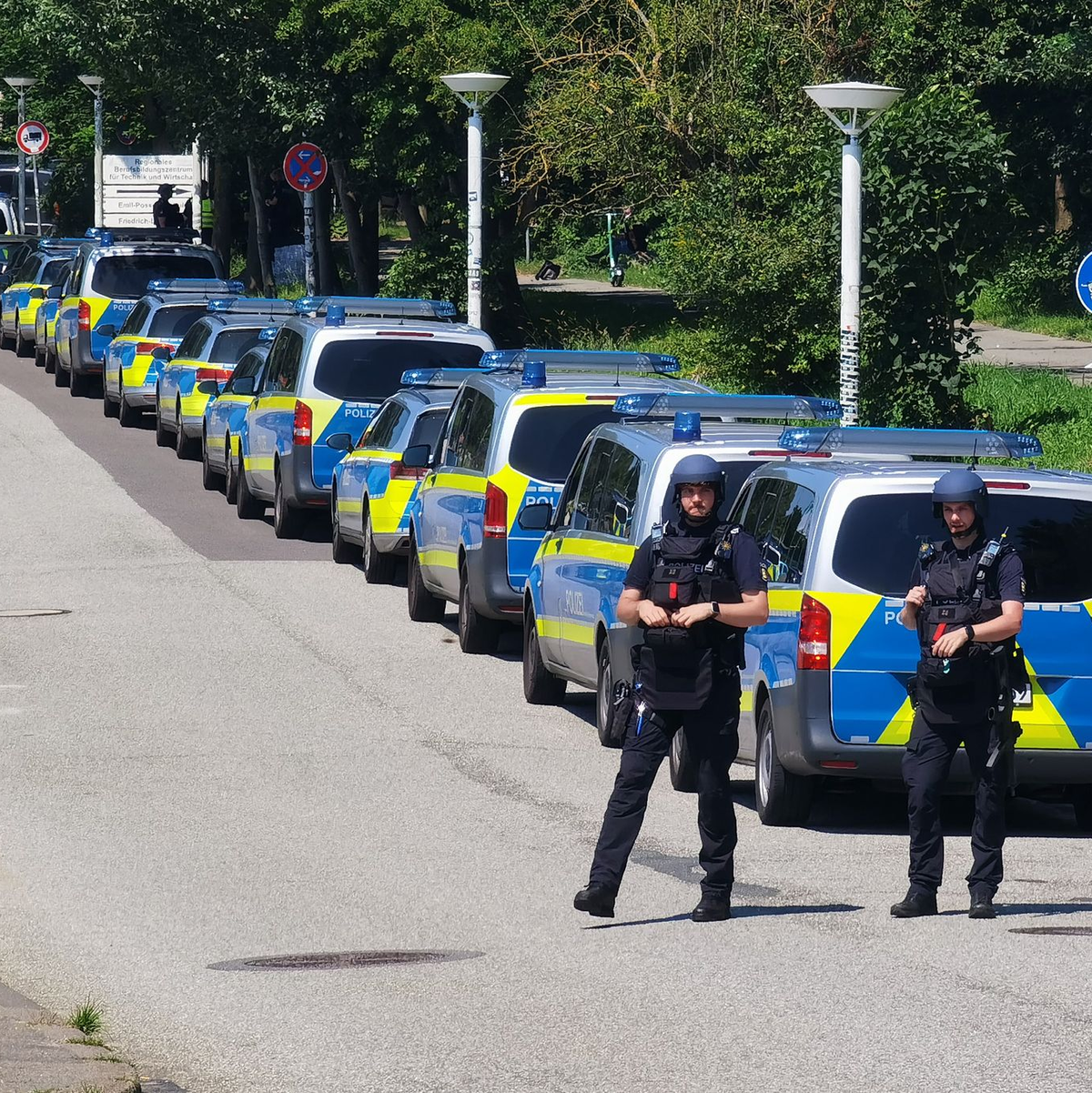 Polizisten sind im Einsatz bei einer Bedrohungslage an einem Schulzentrum in Lübeck. - Foto: Volker Gerstmann/dpa