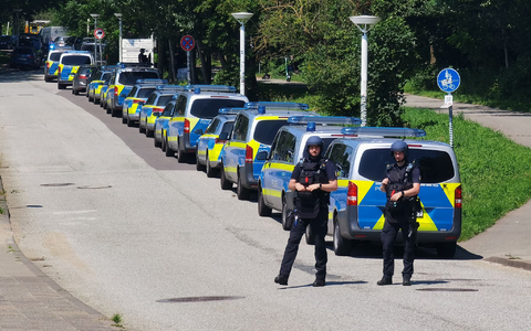 Polizisten sind im Einsatz bei einer Bedrohungslage an einem Schulzentrum in Lübeck. - Foto: Volker Gerstmann/dpa