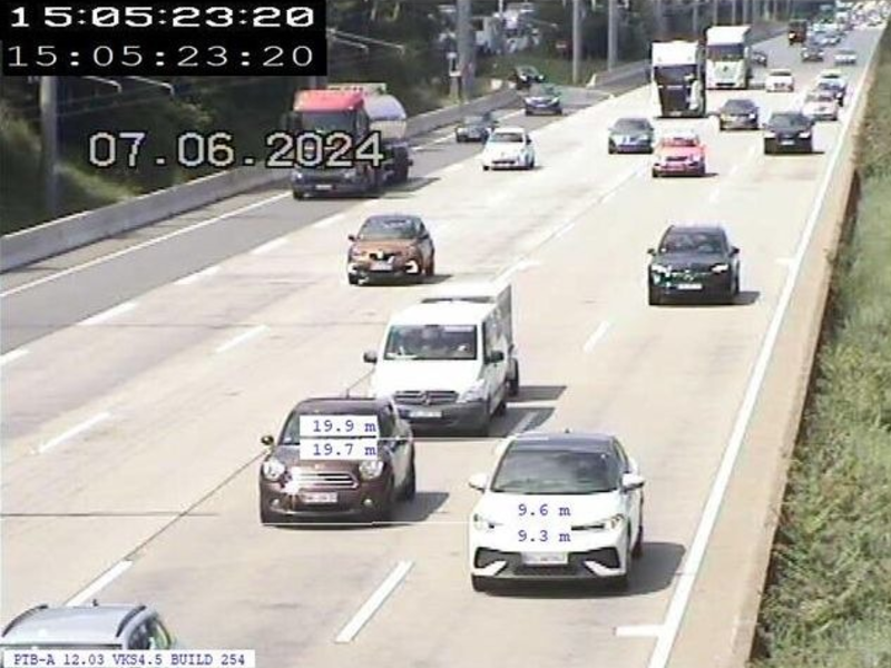 POL-DA: Mörfelden-Walldorf: Abstandskontrollen auf der A 5/Mit Anhänger 10 Meter zum Vordermann bei 107 km/h - Foto: presseportal.de