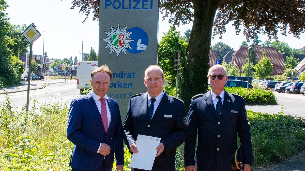 POL-BOR: Kreis Borken - Direktionsleiter Verkehr Frank Schulz in den Ruhestand verabschiedet - Foto: presseportal.de
