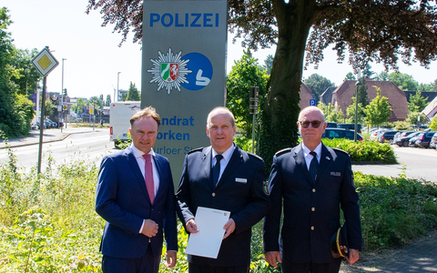 POL-BOR: Kreis Borken - Direktionsleiter Verkehr Frank Schulz in den Ruhestand verabschiedet - Foto: presseportal.de