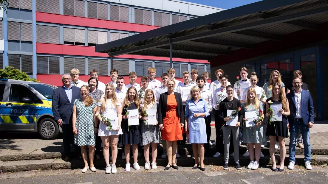 POL-RE: Kreis Recklinghausen/Bottrop: Der erste Jahrgang der Fachoberschule Polizei bekommt die Abschlusszeugnisse - Bild: presseportal.de