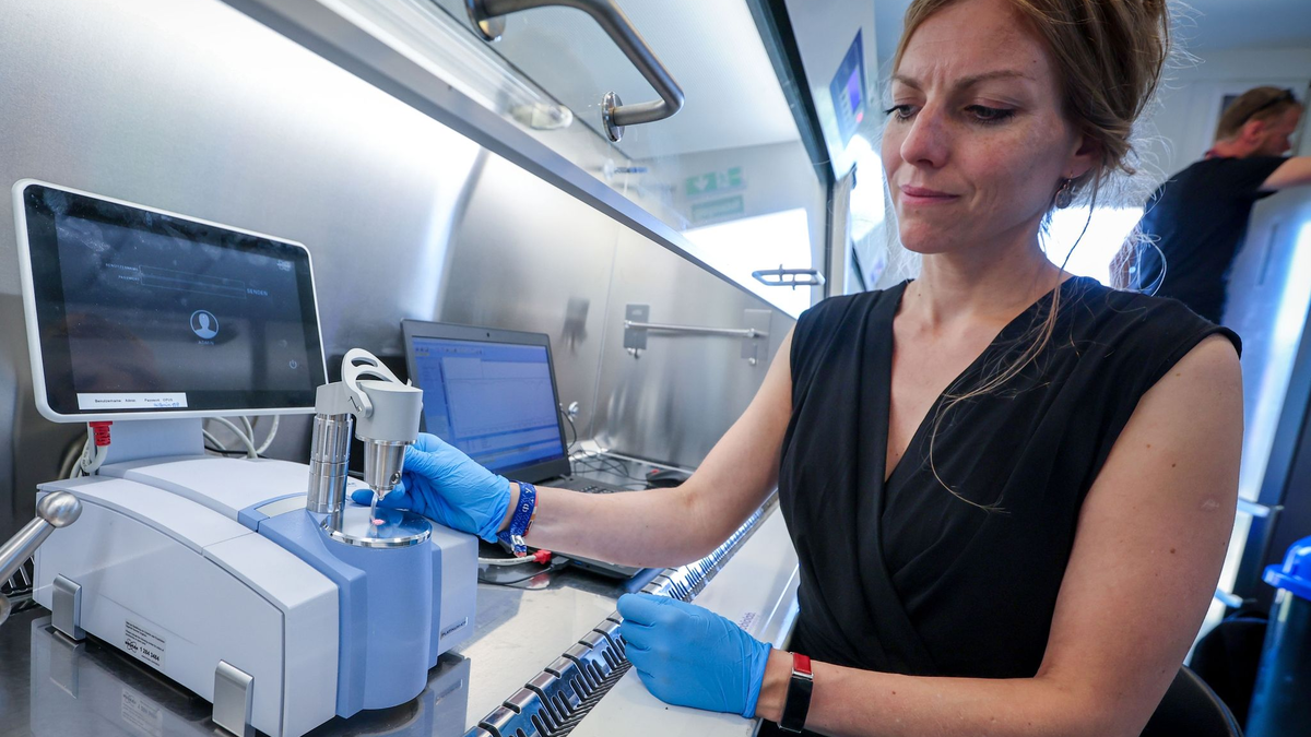 Laborleitetin Anja Gummesson untersucht in einem mobilen Speziallabor auf dem  Musikfestival Fusion Drogenpillen von Festivalgästen auf gefährliche Substanzen. - Foto: Jens Büttner/dpa