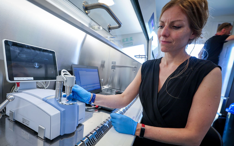 Laborleitetin Anja Gummesson untersucht in einem mobilen Speziallabor auf dem Musikfestival Fusion Drogenpillen von FestivalgĂ€sten auf gefĂ€hrliche Substanzen. - Foto: Jens BĂŒttner/dpa Laborleitetin Anja Gummesson untersucht in einem mobilen Speziallabor auf dem Musikfestival Fusion Drogenpillen von FestivalgĂ€sten auf gefĂ€hrliche Substanzen. - Foto: Jens BĂŒttner/dpa