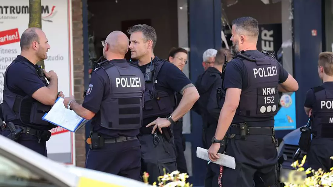 Einsatzkräfte der Feuerwehr und Polizei in der Innenstadt von Solingen. Hier ist es zu einer Explosion gekommen. - Bild: Gianni Gattus/dpa