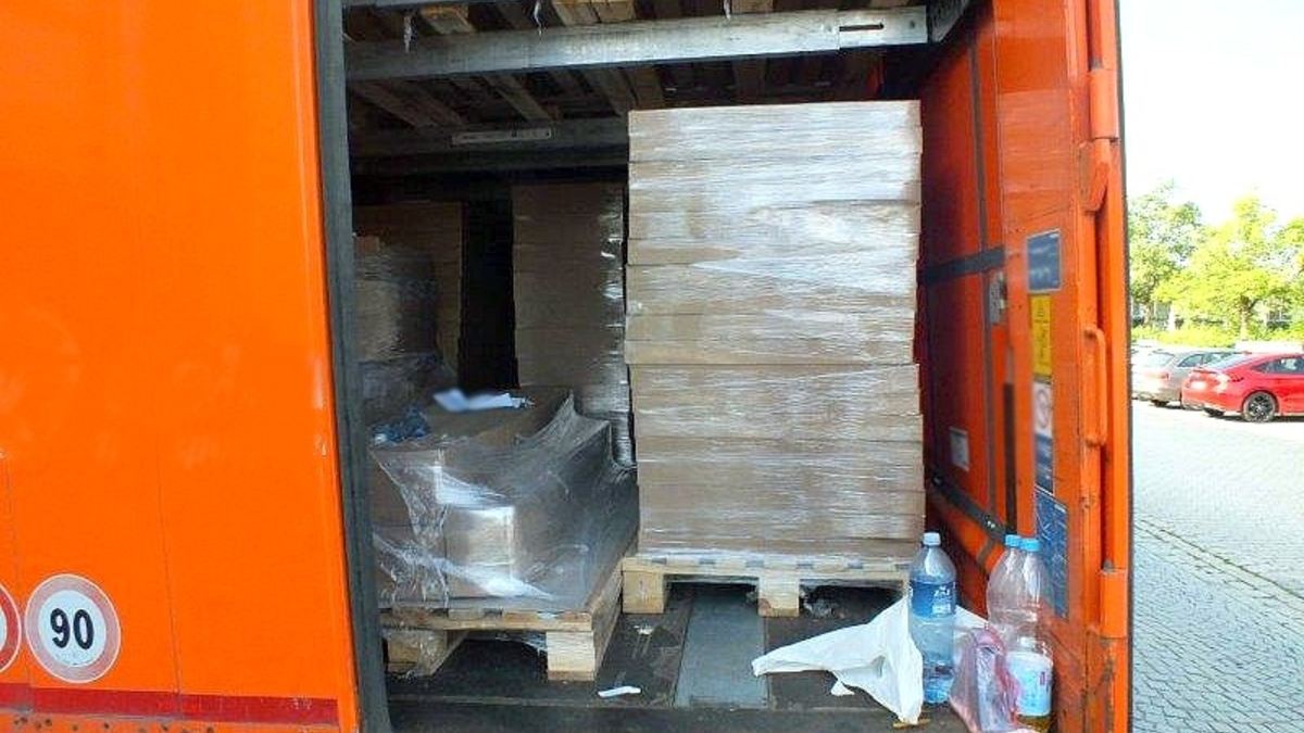 Bundespolizeidirektion München: Migrantengruppe an A8 abgesetzt und zurückgelassen / Zwei Erwachsene und drei Kinder auf Ladefläche von Serbien nach Deutschland geschleust - Foto: presseportal.de