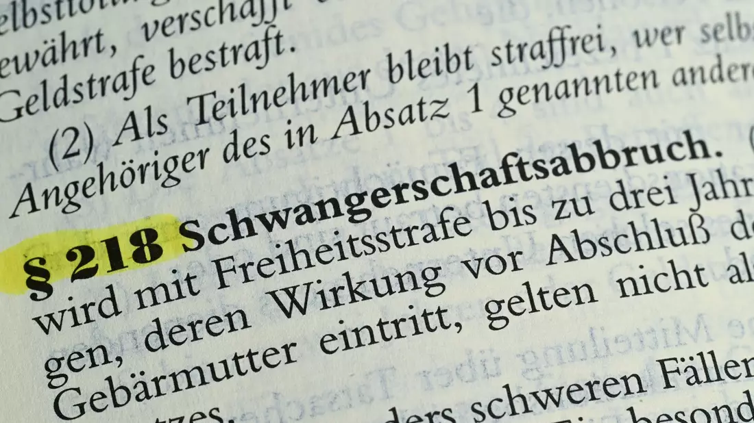 Schwangerschaftsabbrüche sind bisher laut Paragraf 218 des Strafgesetzbuchs rechtswidrig. - Bild: Bernd Weißbrod/dpa