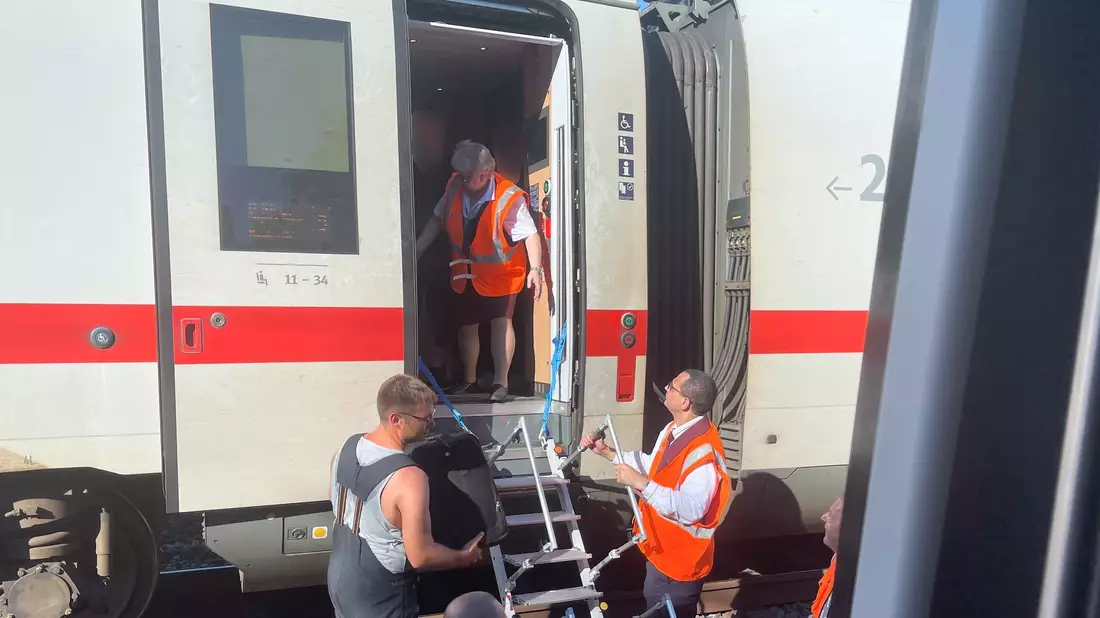 Über Leitern mussten rund 380 Fahrgäste aus einem ICE auf dem Weg nach München aussteigen. - Bild: Silke Brüggemeier/dpa