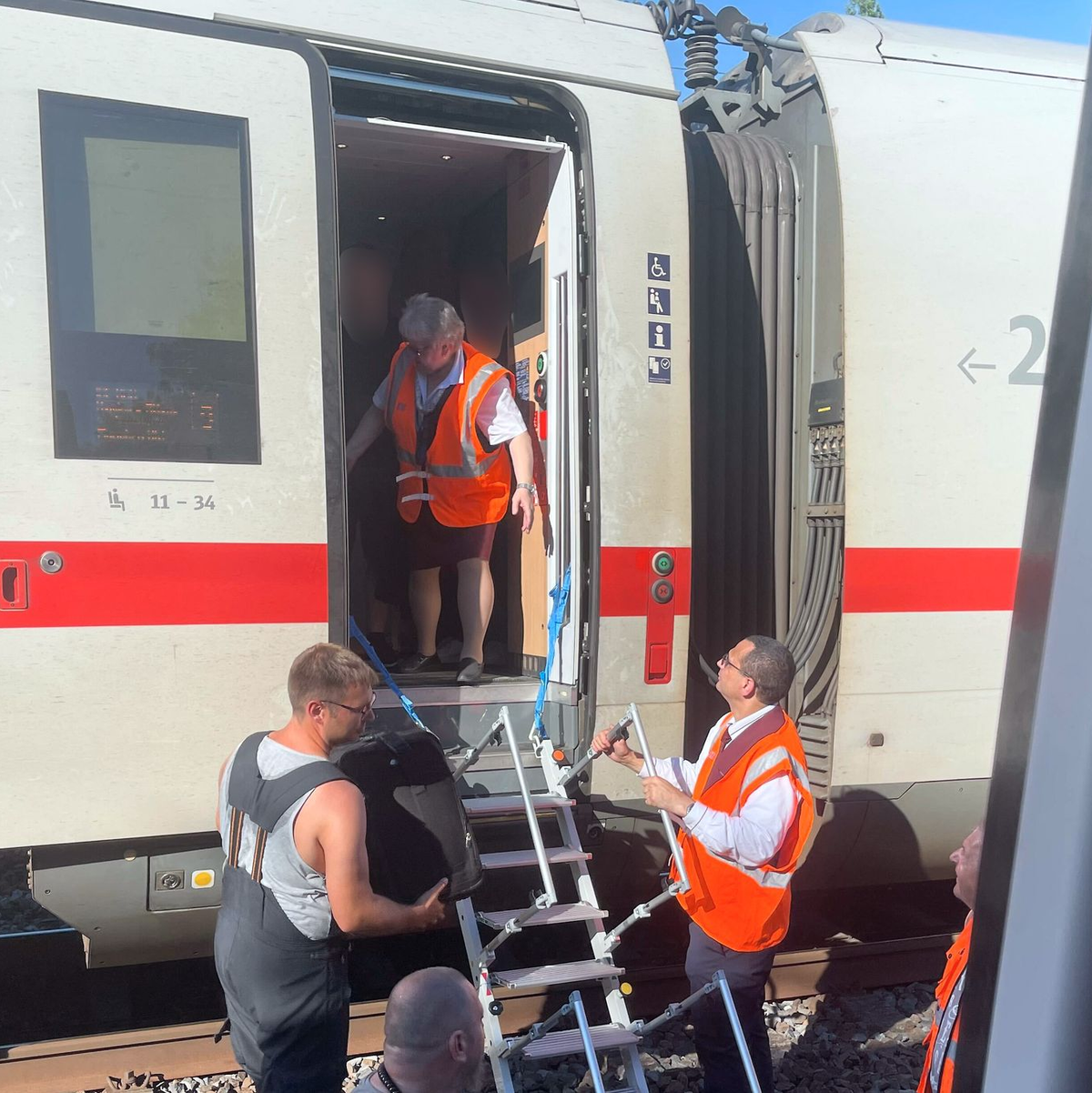 Über Leitern mussten rund 380 Fahrgäste aus einem ICE auf dem Weg nach München aussteigen. - Foto: Silke Brüggemeier/dpa