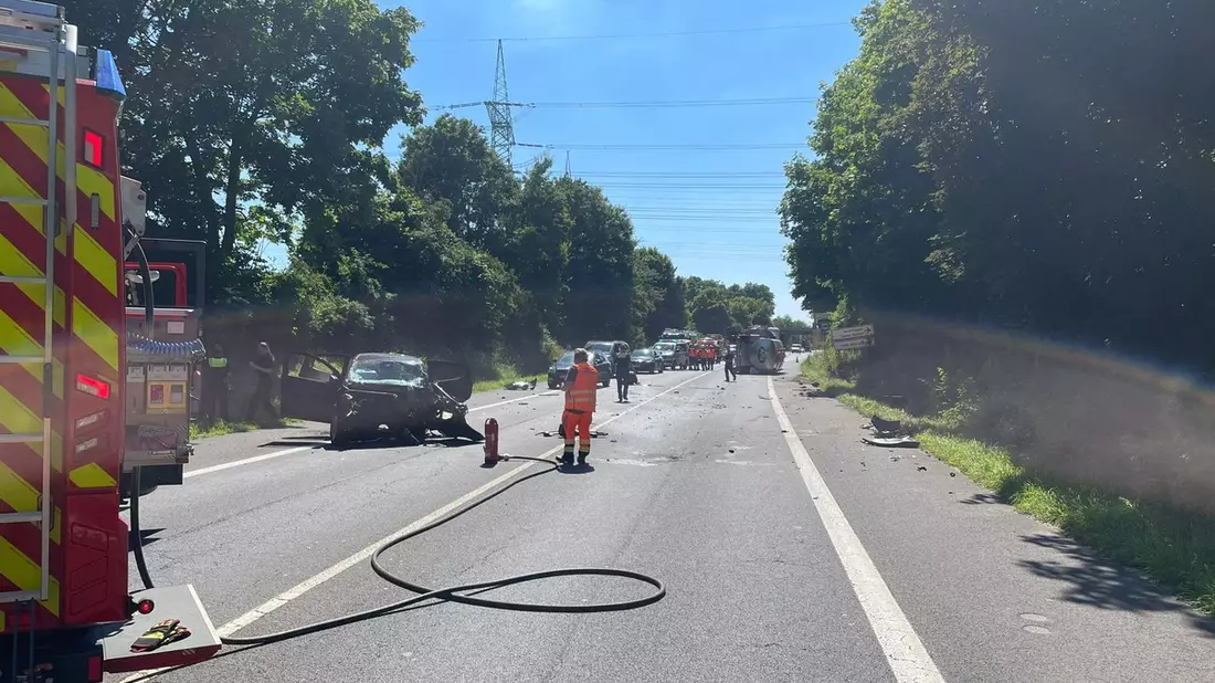 FW Bergheim: Schwerer Verkehrsunfall auf der B477 Höhe Bergheim-Paffendorf - Ein Toter - Bild: presseportal.de