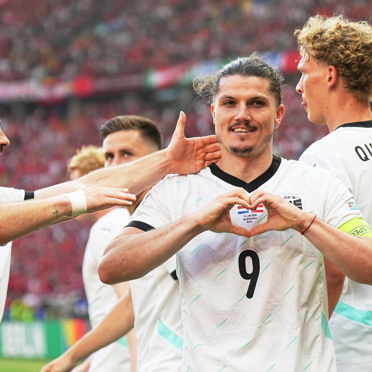 Dortmunds Marcel Sabitzer (M) erzielte den Siegtreffer für Österreich. - Foto: Michael Kappeler/dpa