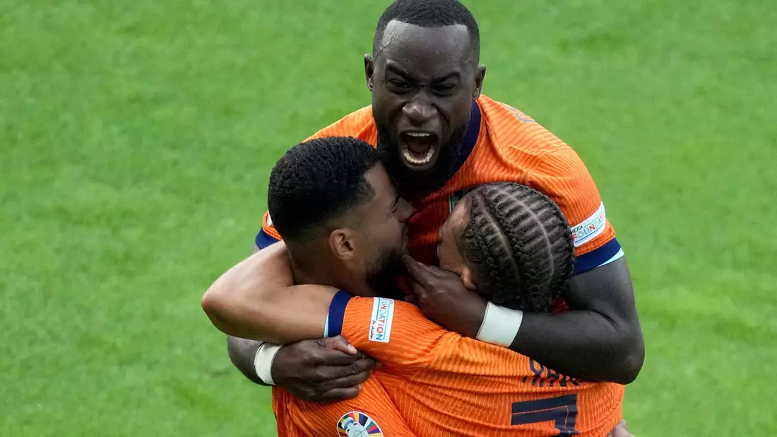 Cody Gakpo (M) erzielte seinen zweiten Turniertreffer und glich zum 1:1 für Oranje aus. - Bild: Soeren Stache/dpa