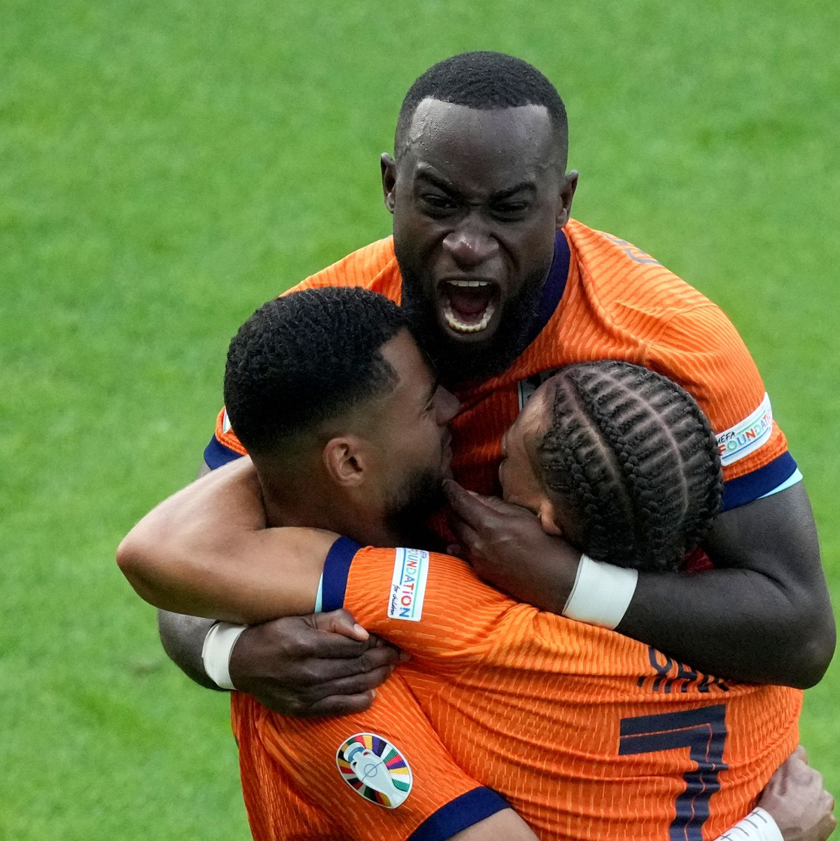 Cody Gakpo (M) erzielte seinen zweiten Turniertreffer und glich zum 1:1 für Oranje aus. - Foto: Soeren Stache/dpa