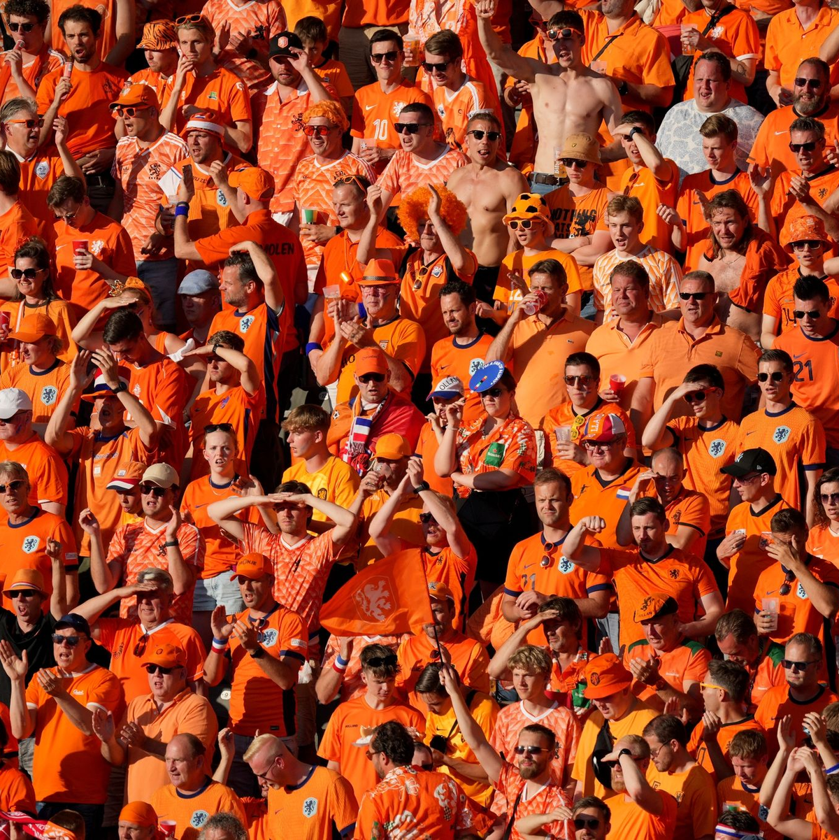 Erneut unterstützten viele mitgereiste niederländische Fans ihr Nationalteam. - Foto: Soeren Stache/dpa