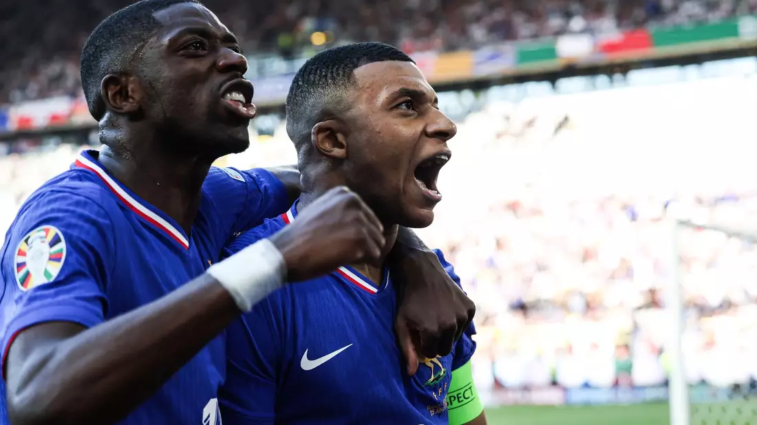 Die Franzosen Kylian Mbappé (r) und Ousmane Dembélé (l) bejubeln die Führung. - Bild: Friso Gentsch/dpa