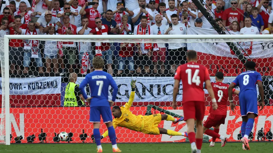 Für die Polen glich Robert Lewandowski (2.v.r.) ebenfalls per Elfmeter aus. - Bild: Friso Gentsch/dpa