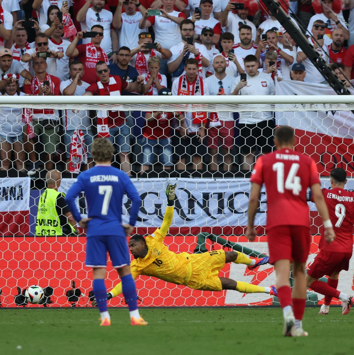 Für die Polen glich Robert Lewandowski (2.v.r.) ebenfalls per Elfmeter aus. - Foto: Friso Gentsch/dpa