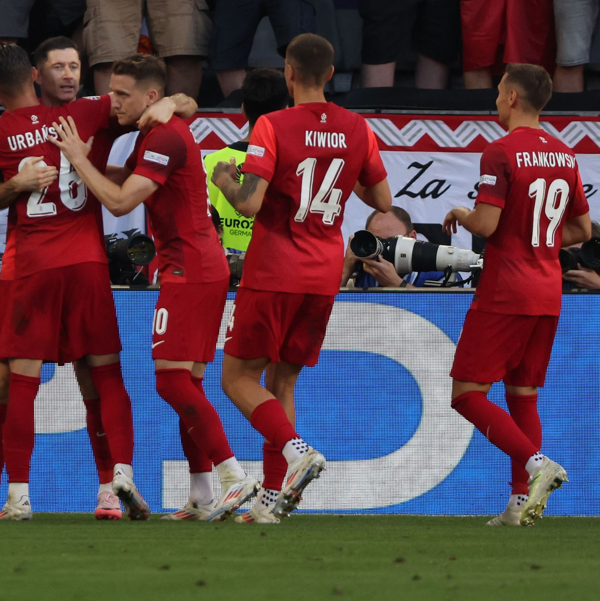 Das polnische Team feierte das 1:1. - Foto: Friso Gentsch/dpa