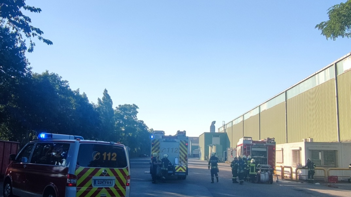 FW Dinslaken: Industriebrand am Abend - Foto: presseportal.de