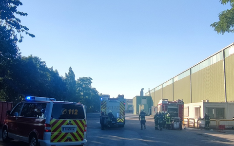 FW Dinslaken: Industriebrand am Abend - Foto: presseportal.de