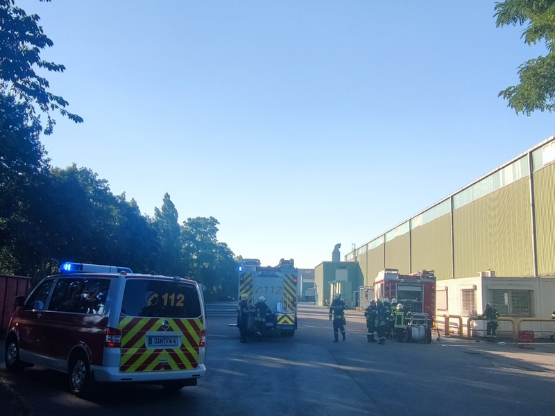 FW Dinslaken: Industriebrand am Abend - Foto: presseportal.de