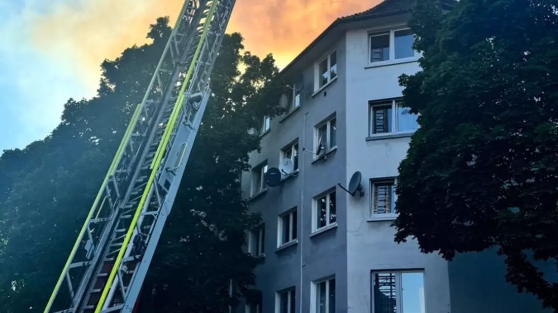 FW-DO: Feuer in der Dortmunder Nordstadt / Ein Dachstuhlbrand löste einen größeren Feuerwehreinsatz aus - Bild: presseportal.de