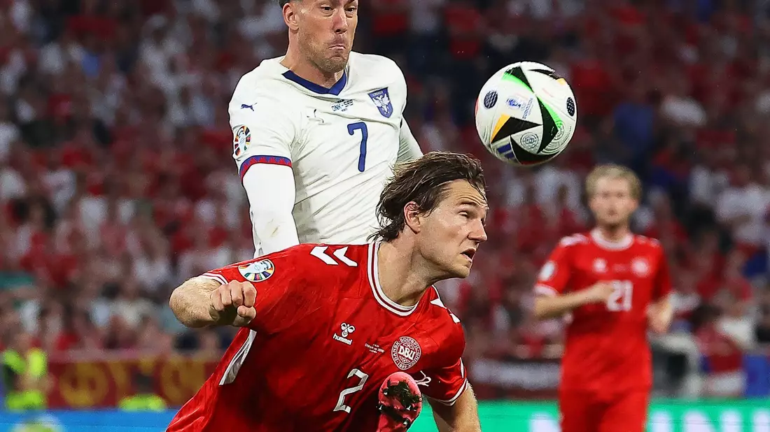 Das 0:0 reichte für Dänemark um Joachim Andersen (v) zu Platz zwei. Dusan Vlahovic (o) schied mit Serbien aus. - Bild: Daniel Löb/dpa