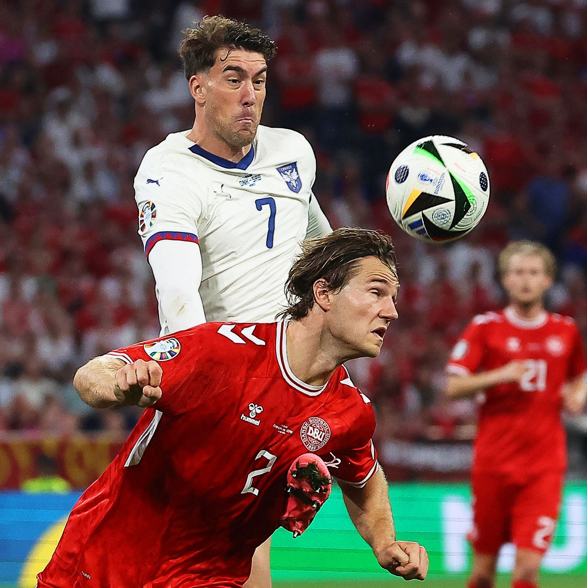 Das 0:0 reichte für Dänemark um Joachim Andersen (v) zu Platz zwei. Dusan Vlahovic (o) schied mit Serbien aus. - Foto: Daniel Löb/dpa