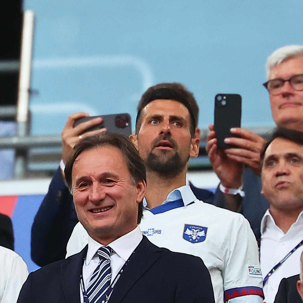 Tennisstar Novak Djokovic (M.) feuerte Serbien von der Tribüne aus an. - Foto: Daniel Löb/dpa