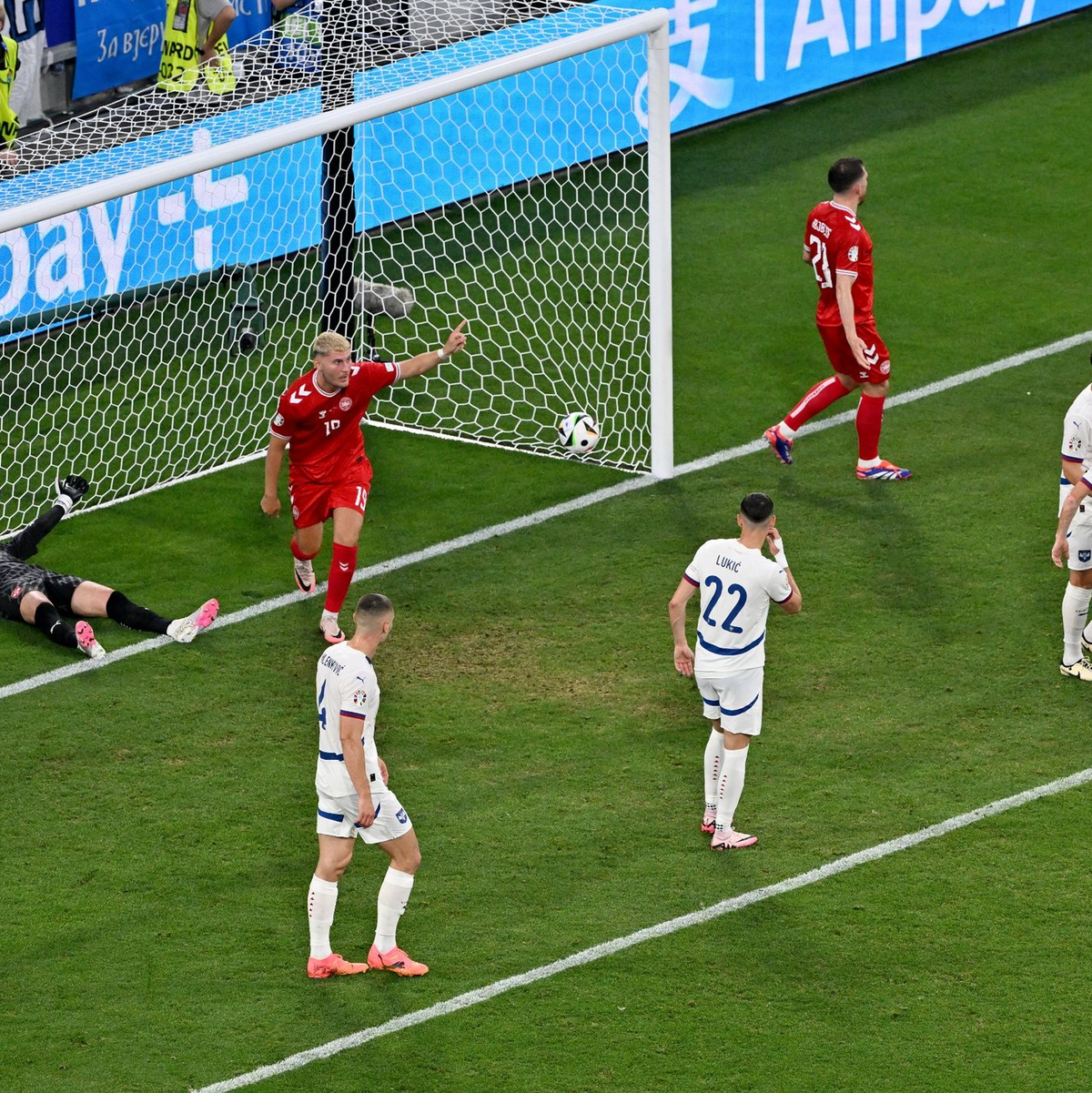 Ein Treffer für die Dänen wurde zu Recht nicht gegeben. - Foto: Peter Kneffel/dpa