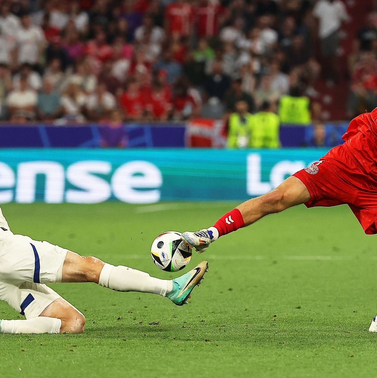 Serbiens Srdjan Mijailovic (l) und der Däne Joakim Maehle gehen beide mit vollem Einsatz zum Ball. - Foto: Daniel Löb/dpa