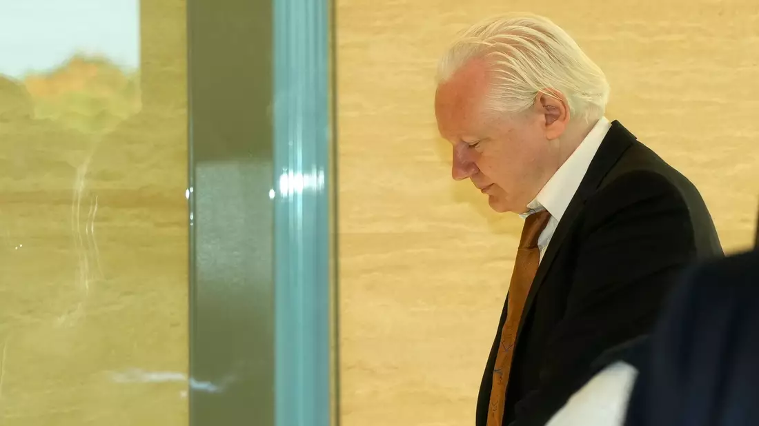 Durch den Justiz-Deal soll Assange eine weitere Haft in den USA erspart bleiben. - Bild: Eugene Hoshiko/AP