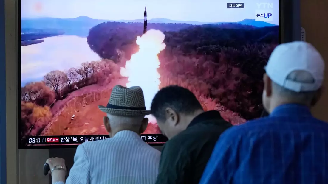 Starts und selbst Tests ballistischer Raketen sind Nordkorea durch UN-Beschlüsse verboten. Die Führung in Pjöngjang setzt sich aber immer wieder über diese Verbote hinweg. - Bild: Ahn Young-joon/AP