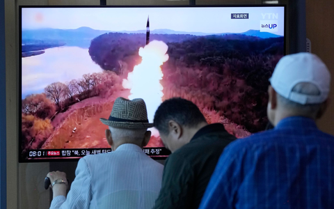 Starts und selbst Tests ballistischer Raketen sind Nordkorea durch UN-Beschlüsse verboten. Die Führung in Pjöngjang setzt sich aber immer wieder über diese Verbote hinweg. - Foto: Ahn Young-joon/AP Starts und selbst Tests ballistischer Raketen sind Nordkorea durch UN-Beschlüsse verboten. Die Führung in Pjöngjang setzt sich aber immer wieder über diese Verbote hinweg. - Foto: Ahn Young-joon/AP