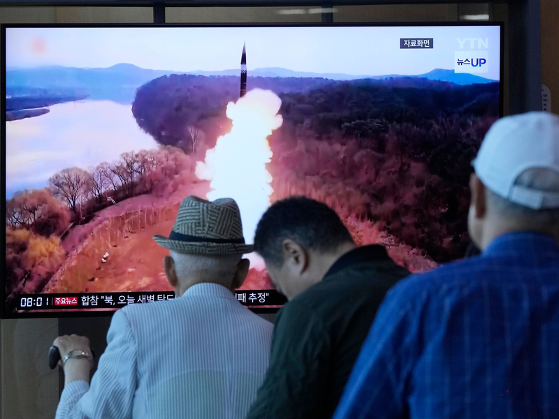 Starts und selbst Tests ballistischer Raketen sind Nordkorea durch UN-Beschlüsse verboten. Die Führung in Pjöngjang setzt sich aber immer wieder über diese Verbote hinweg. - Foto: Ahn Young-joon/AP
