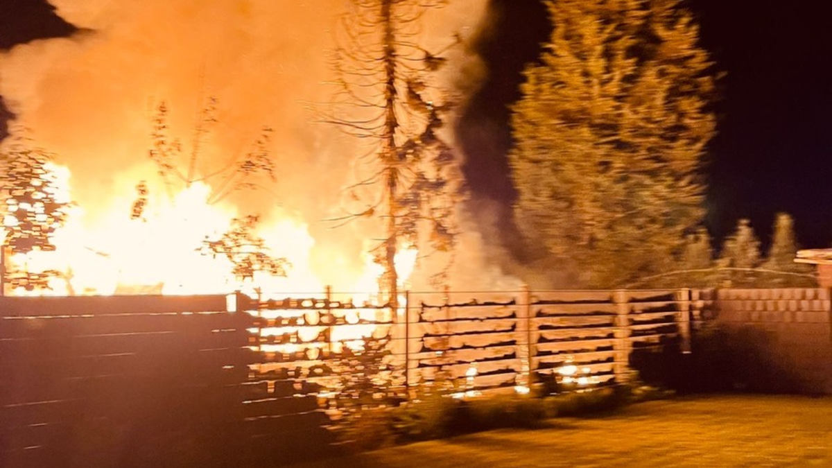 FW Rheurdt: Feuerwehr löscht brennendes Holzhaus - Foto: presseportal.de
