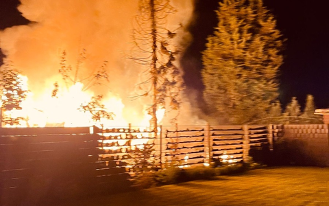 FW Rheurdt: Feuerwehr löscht brennendes Holzhaus - Foto: presseportal.de