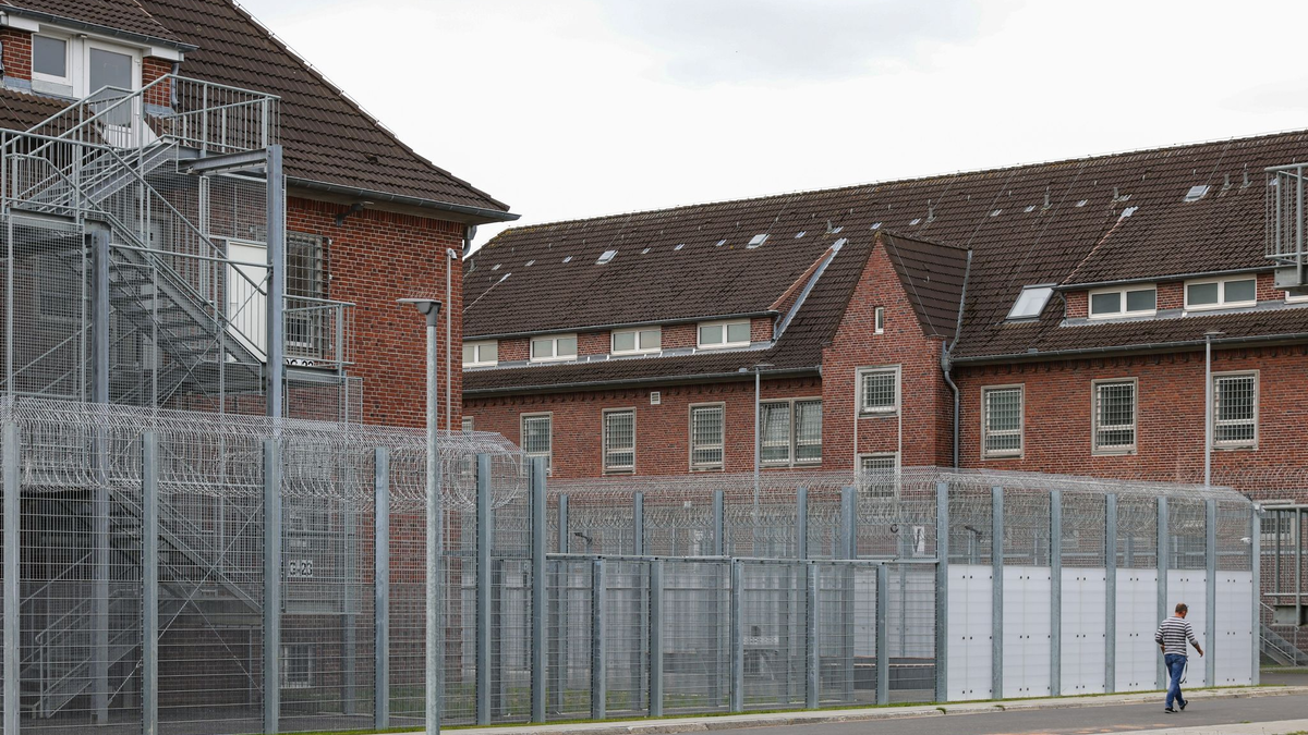 Blick auf die Abschiebehaftanstalt im schleswig-holsteinischen Glückstadt: Eine Reform soll Ausweisungen schon nach Billigung einer einzelnen terroristischen Straftat ermöglichen. - Foto: Ulrich Perrey/dpa